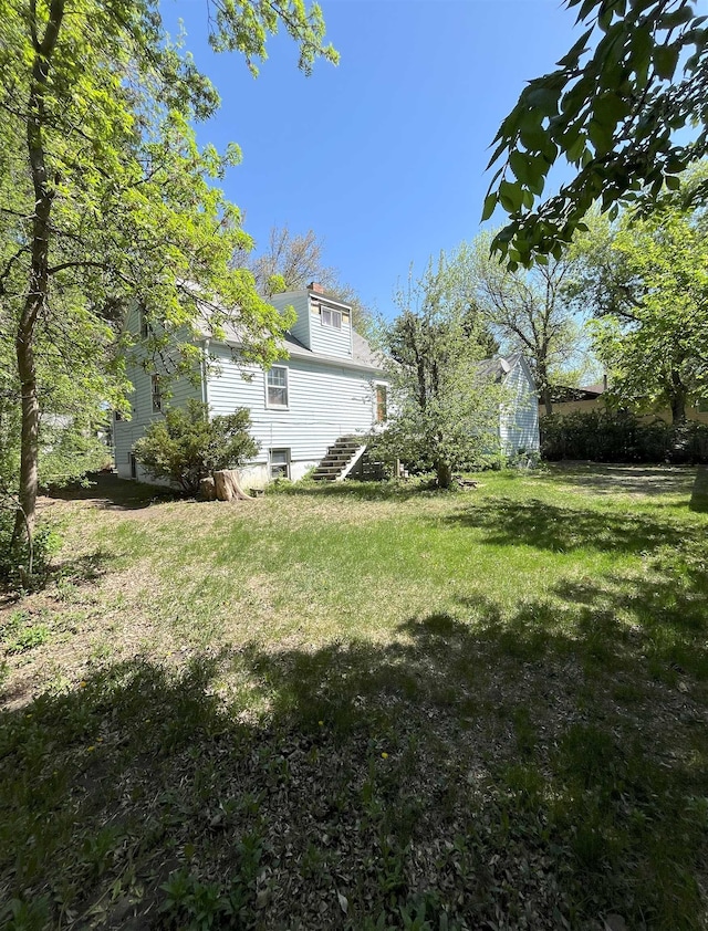 909 NW 10th Ave, Minot, ND 58703 - view of grassy yard