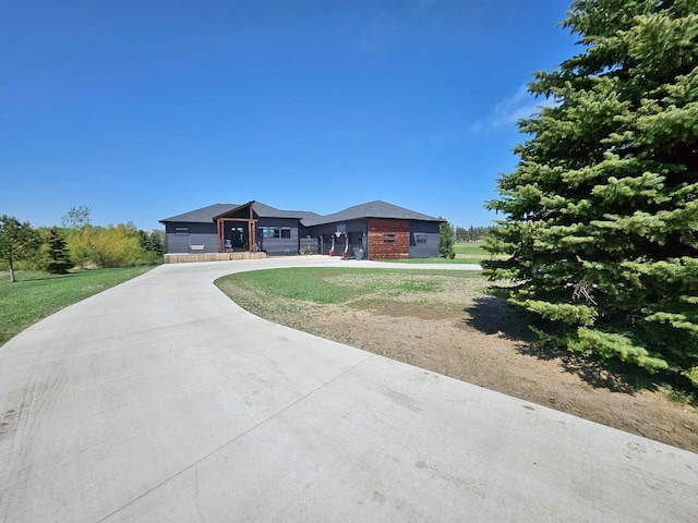 1007 5th St, Rugby, ND 58368 - view of front of property with a front yard