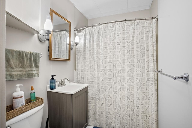 917 17th St Unit 0, Minot, ND 58703 - full bathroom with toilet, vanity, and a shower with curtain