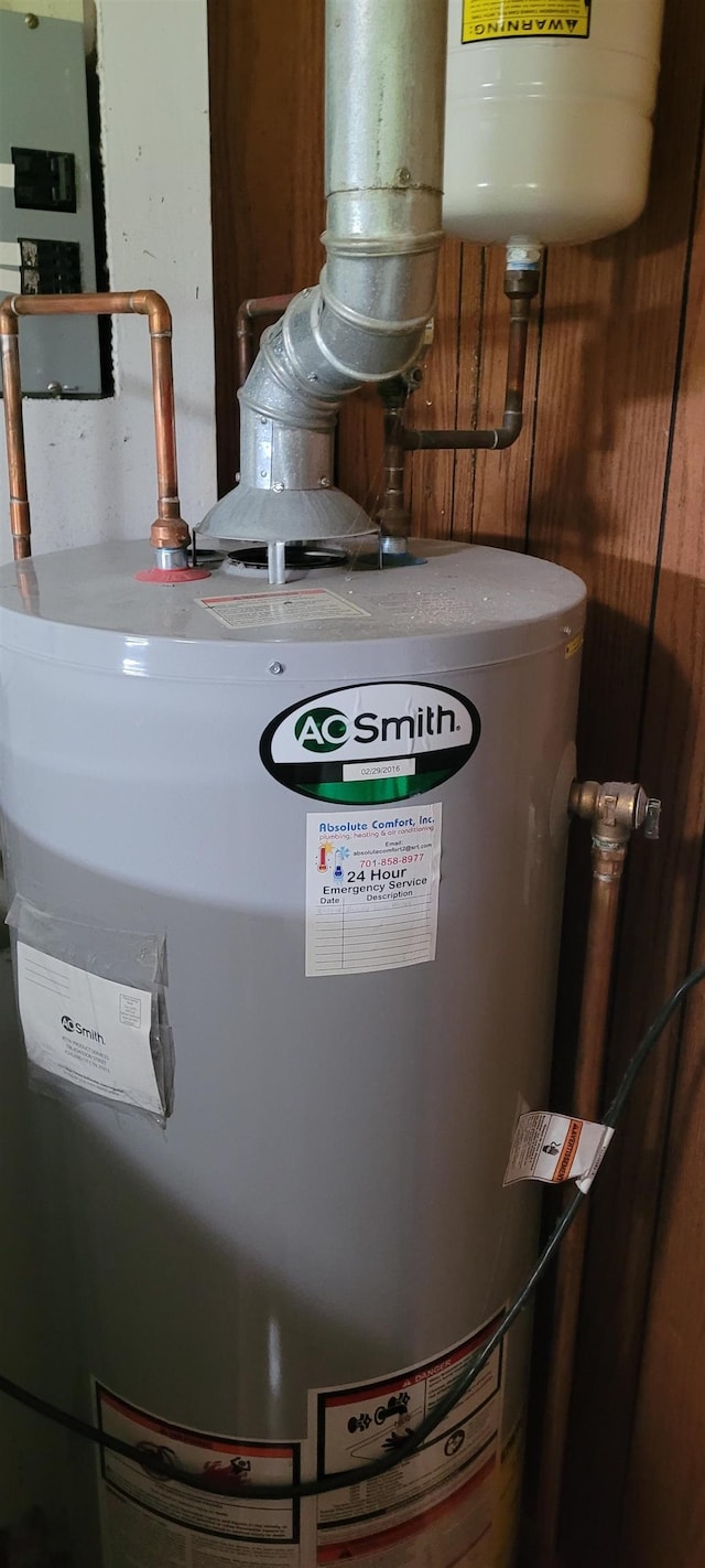 101 Central Ave, Des Lacs, ND 58733 - utility room with water heater