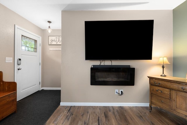 1816 7th St, Minot, ND 58703 - foyer featuring wood finished floors and baseboards