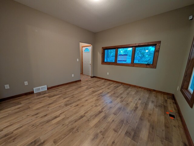 807 NW 8th St, Minot, ND 58703 - empty room featuring light wood-type flooring and baseboards