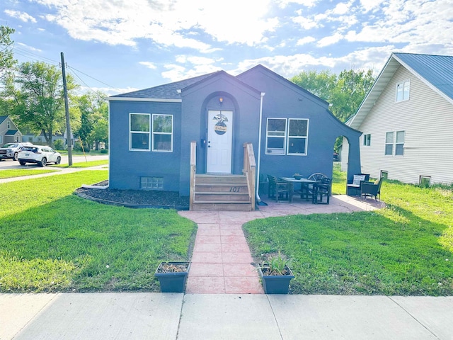101 6th St, Minot, ND 58703 - bungalow featuring a front lawn