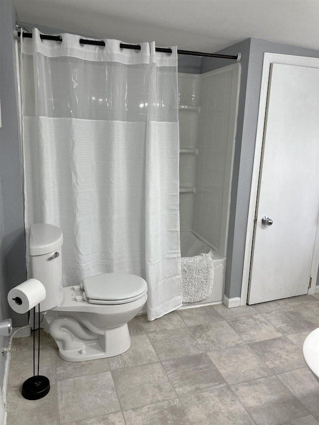 430 NW 2nd Ave, Minot, ND 58703 - bathroom featuring toilet, shower / tub combo, and baseboards