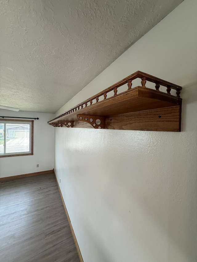 619 25th Ave, Minot, ND 58703 - detailed view of a textured ceiling, wood finished floors, and baseboards