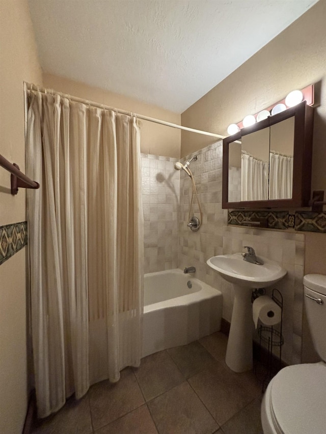 1107 SE 2nd St, Minot, ND 58701 - full bath featuring toilet, tile patterned flooring, and shower / bath combo