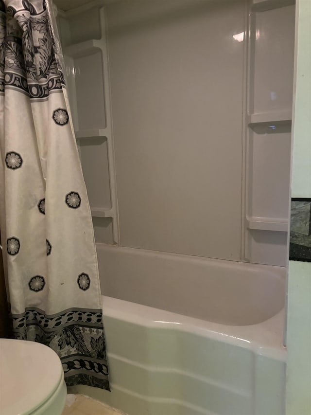 1107 SE 2nd St, Minot, ND 58701 - full bath with shower / bath combo and toilet