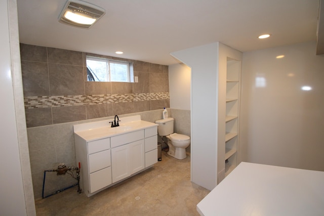 820 SW 5th St, Minot, ND 58701 - full bath featuring tile walls, vanity, toilet, and recessed lighting
