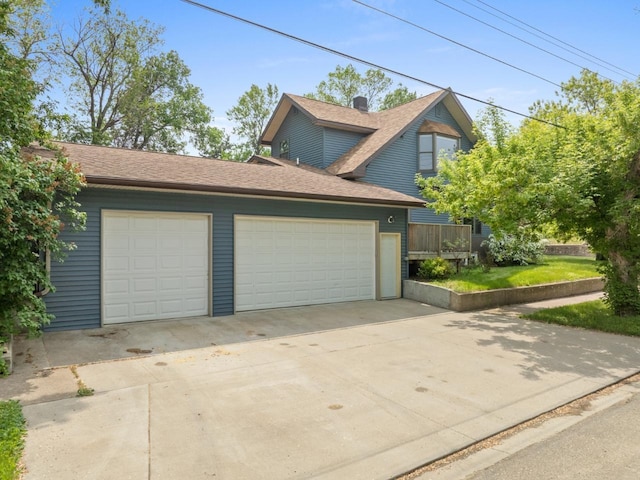 901 3rd St, Minot, ND 58701 - garage with driveway