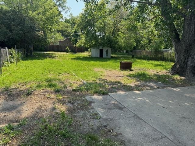 616 10th St, Minot, ND 58703 - view of yard