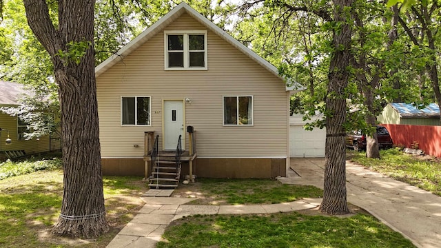 917 4th Ave, Minot, ND 58703 - view of front of property featuring entry steps and driveway
