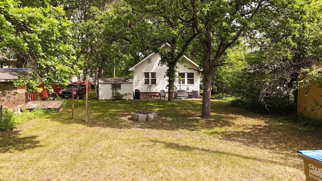 917 4th Ave, Minot, ND 58703 - view of front of property featuring a front lawn