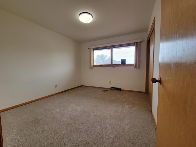 1000 21st St, Minot, ND 58703 - empty room featuring light carpet and baseboards
