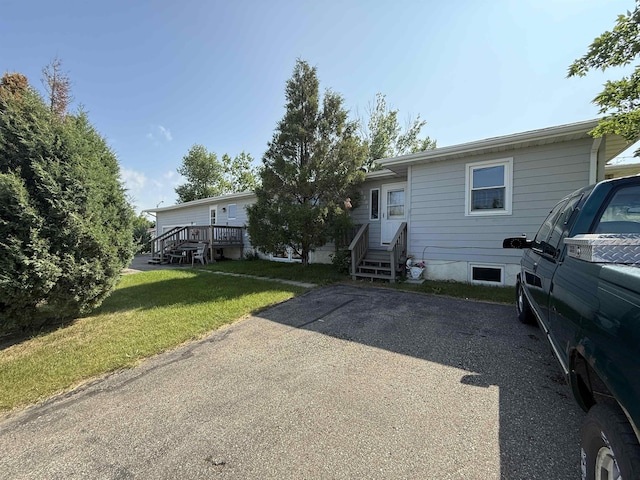 3301 SE 1st St, Minot, ND 58701 - view of front of property featuring a front lawn and entry steps