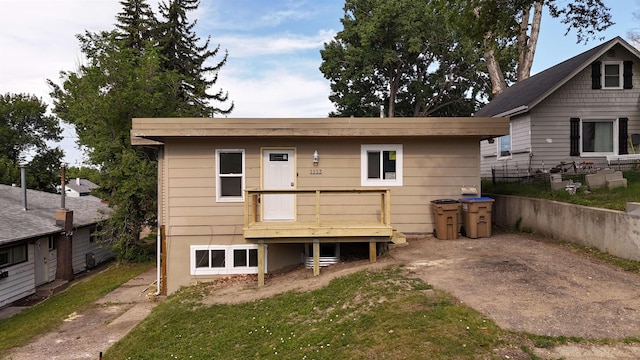 1113 10th St, Minot, ND 58703 - view of front of home featuring a front yard