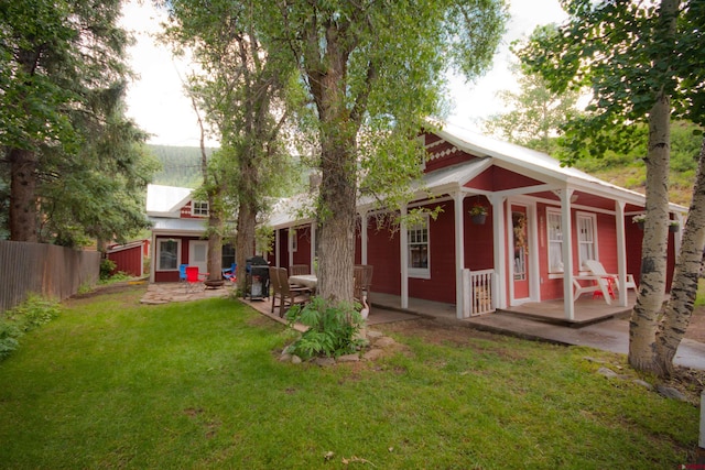 view of front of property featuring covered porch and a front yard