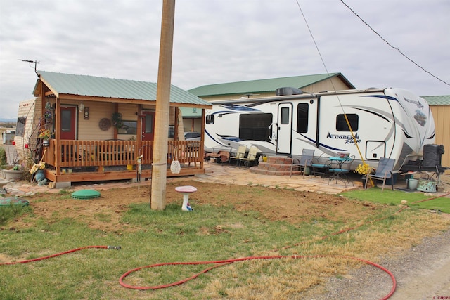 view of front of home featuring a front yard and a patio