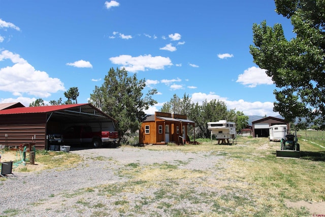 view of yard featuring a shed