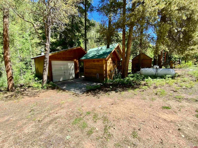 view of yard with a garage