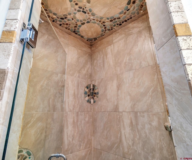 details featuring a tile shower