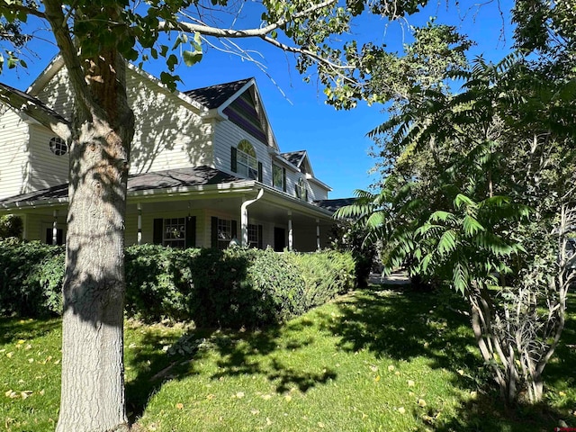 view of side of property featuring a lawn