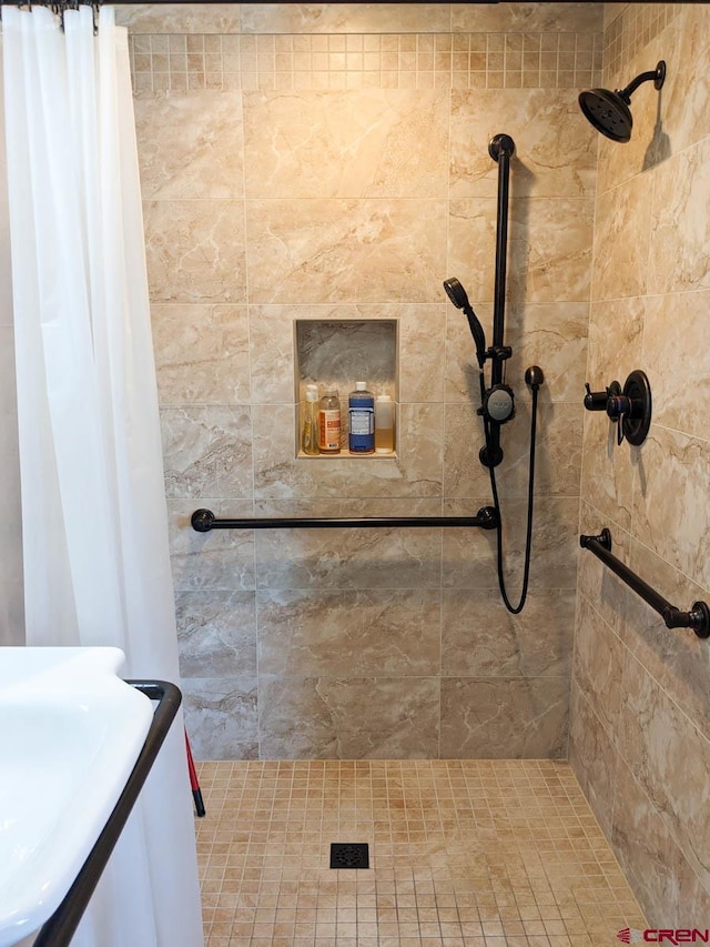 bathroom featuring a shower with shower curtain