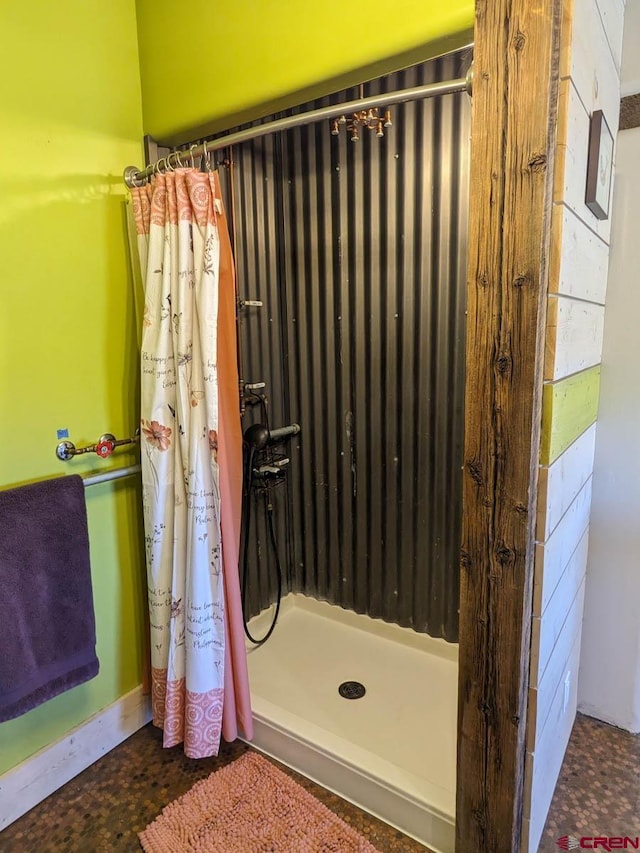 bathroom featuring a shower with shower curtain