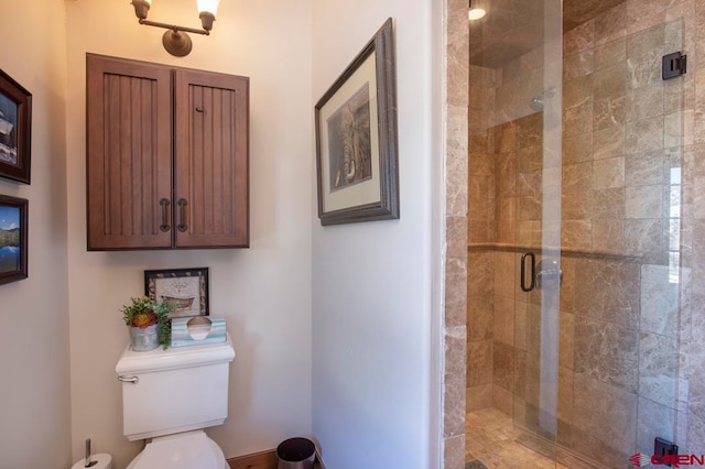 bathroom with an inviting chandelier, a shower with shower door, and toilet