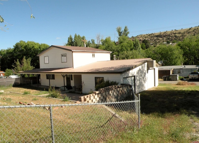 back of house featuring a lawn