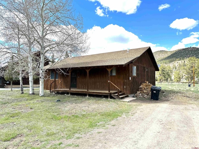 view of front of property featuring a mountain view