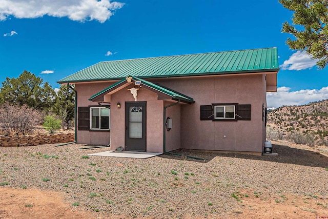 view of front of property featuring a patio area