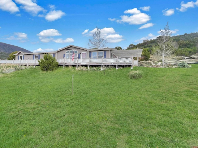 view of yard featuring a mountain view