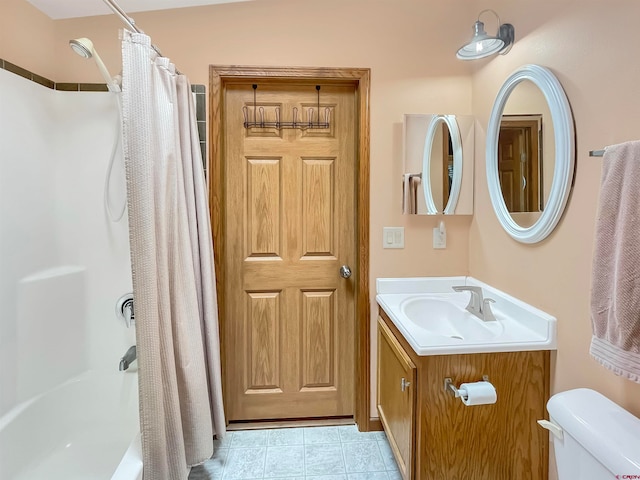 full bathroom featuring shower / bathtub combination with curtain, toilet, oversized vanity, and tile flooring