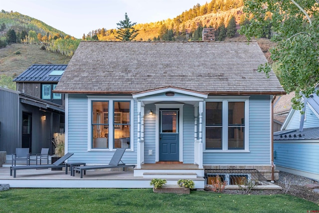 view of front of property with a front lawn and a mountain view