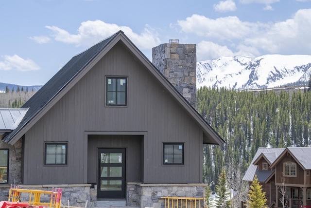 view of front facade featuring a mountain view