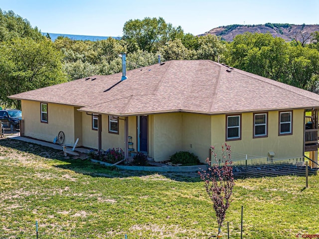 ranch-style house featuring a front yard