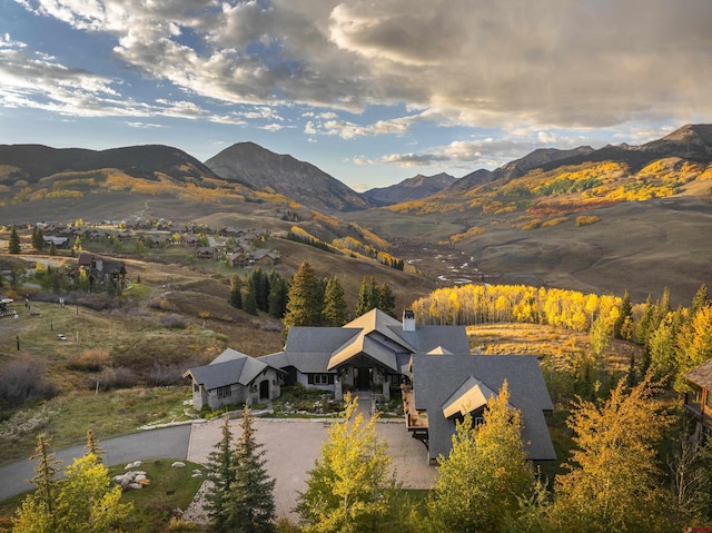 bird's eye view with a mountain view