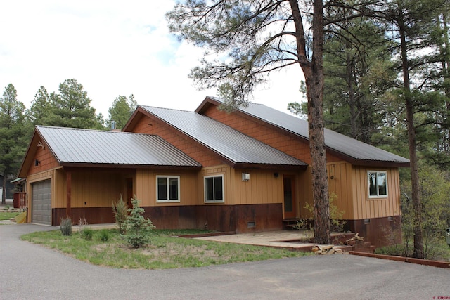 view of front of property featuring a garage