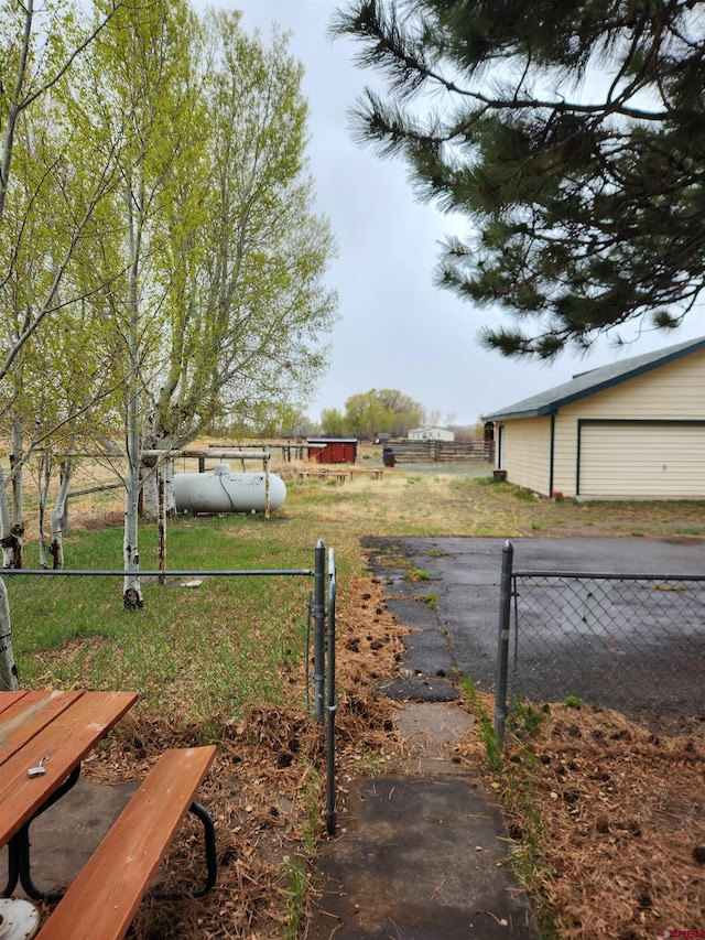 view of yard featuring a garage and an outdoor structure