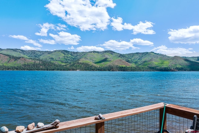 water view with a mountain view