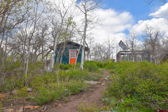 view of yard with an outdoor structure