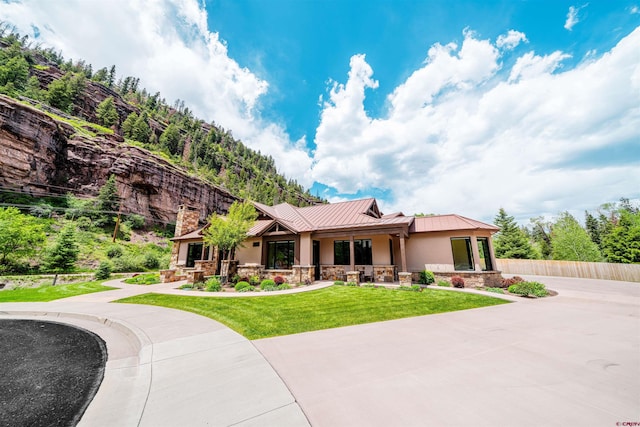 view of front of property featuring a front lawn