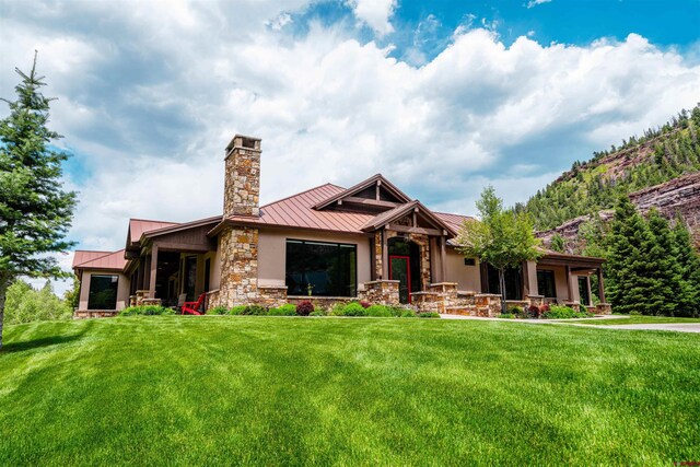 view of front of house featuring a front lawn