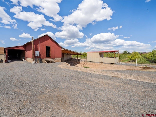 view of front of house featuring an outdoor structure