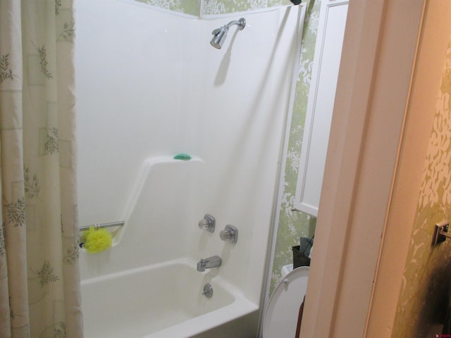 bathroom with shower / bath combo