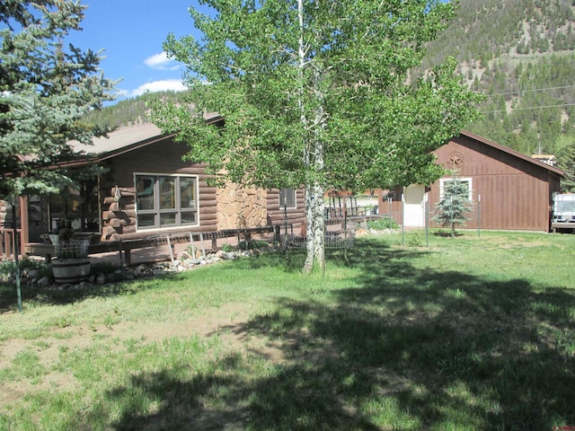 view of yard featuring a mountain view