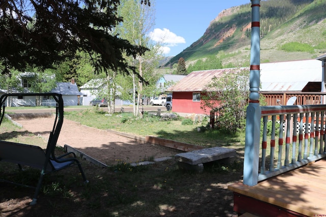 view of yard featuring a mountain view