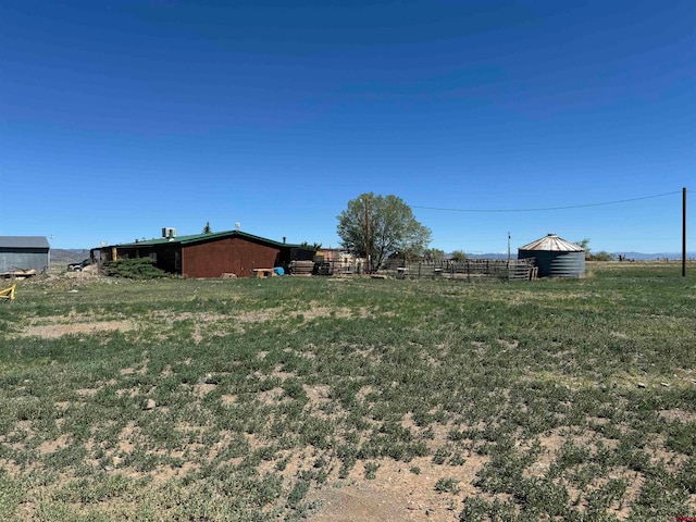 view of yard featuring a rural view