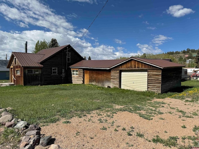 view of front of property featuring a garage and a front lawn