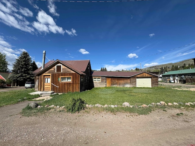 view of front of property with a front yard